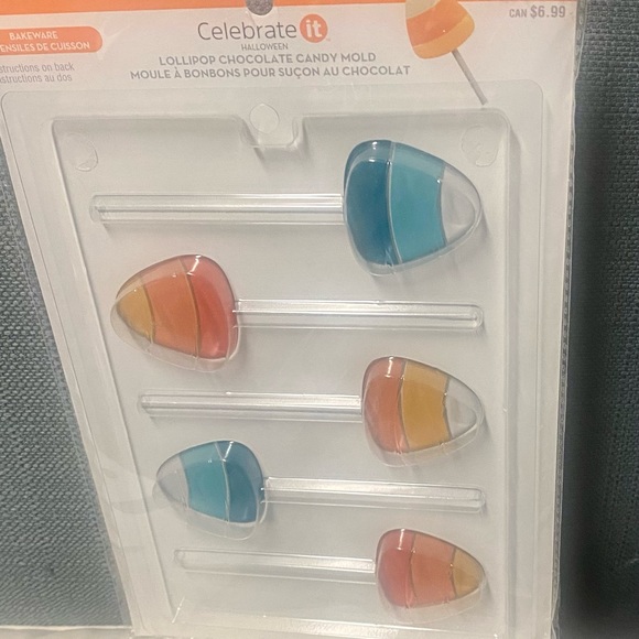 NWT…2 haunted house cookie cutters and one bat cookie stamper and one pumpkin m - Picture 4 of 4